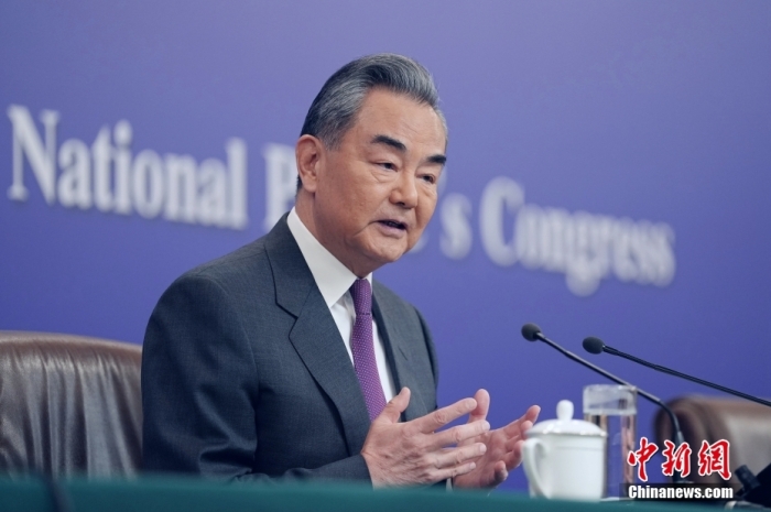 3月7日，十四届全国人大二次会议在北京举行记者会，中共中央政治局委员、外交部长王毅就中国外交政策和对外关系相关问题回答中外记者提问。<a target='_blank' href='/'>中新社</a>记者 崔楠 摄